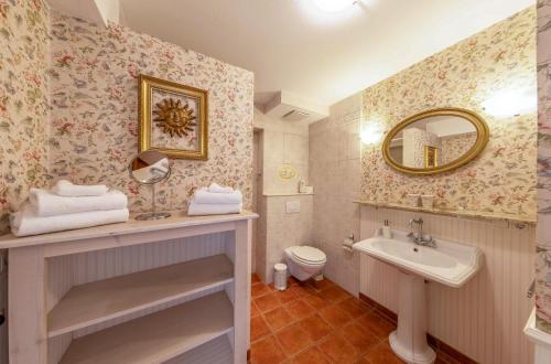 ヴァーレンにあるAltstadt Idylle-ein charmantes Refugium in der historischen Altstadt von Waren Müritzの洗面台、トイレ、鏡のあるバスルーム