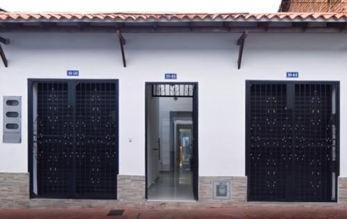 カリにあるValymar Inn International Home Hotelの白い建物