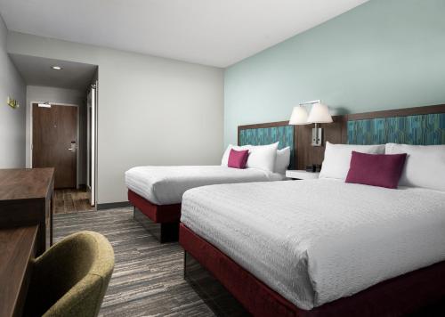 Postel nebo postele na pokoji v ubytování Hampton Inn Redmond Bend Airport