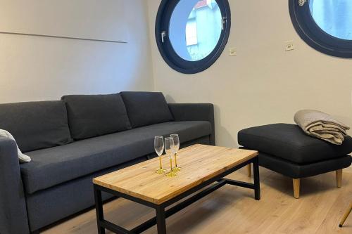 - un salon avec un canapé et une table avec des verres à vin dans l'établissement Cosy apartment in Le Touquet, à Le Touquet-Paris-Plage