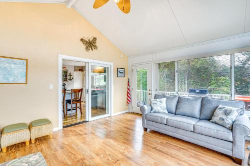 Un lugar para sentarse en The Waterfront Gem with Dock in Osage Beach!