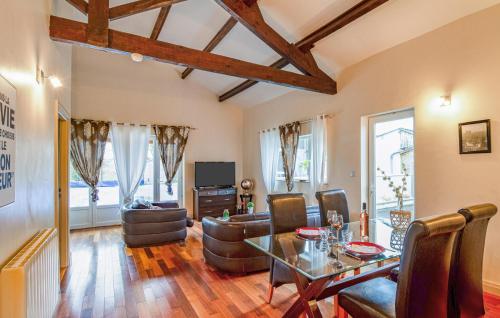 un salon avec une table et une salle à manger dans l'établissement Nice Home In Savignac-Sur-Leyze, à Savignac-sur-Leyze