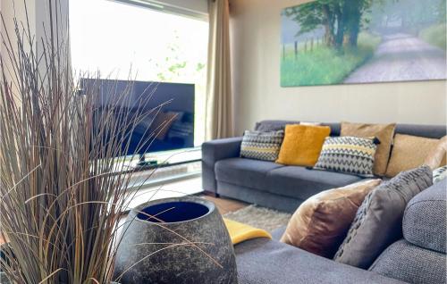 Una sala de estar con un sofá y una ventana grande. en Beautiful Home In Bocholt With Wifi, en Bocholt