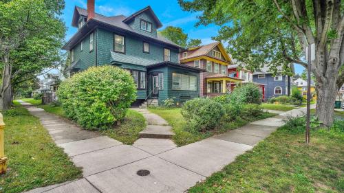 Φωτογραφία από το άλμπουμ του Center to all of Rochester's entertainment - 5 bedroom home σε Ρότσεστερ