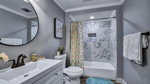 Ένα μπάνιο στο Center to all of Rochester's entertainment - 5 bedroom home