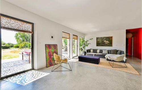 - un salon avec un canapé et des chaises dans l'établissement House With Swimming Pool, à Blauzac