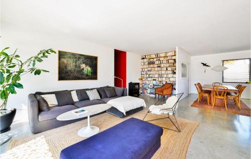 un salon avec un canapé et une table dans l'établissement House With Swimming Pool, à Blauzac