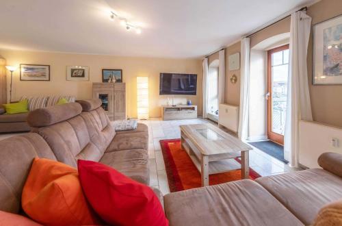 ヴァーレンにあるYachthafenflair - Ferienwohnung mit Blick auf den Warener Hafenのソファとテーブルのあるリビングルーム