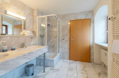 ヴァーレンにあるYachthafenflair - Ferienwohnung mit Blick auf den Warener Hafenのシャワー、洗面台、鏡を備えたバスルーム