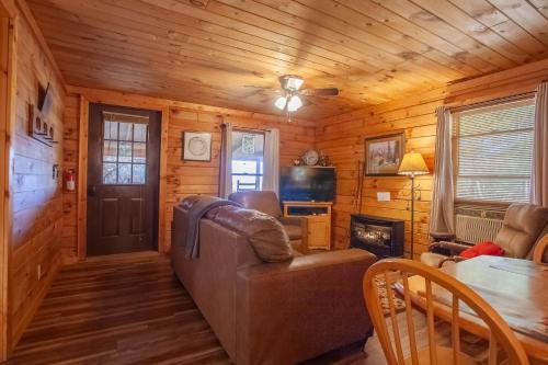 Μια τηλεόραση ή/και κέντρο ψυχαγωγίας στο Moonlight Ridge Cabin