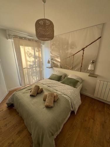 une chambre avec un grand lit avec deux oreillers dessus dans l'établissement L appart, à Brest