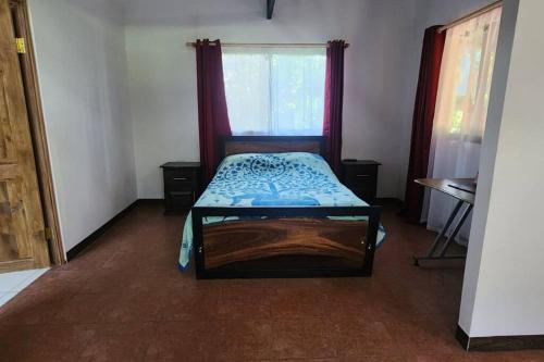 a bedroom with a bed in a room with a window at Hermosa cabaña con espacios al Aire Libre! in San Francisco