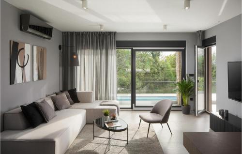 NedeščinaにあるVilla Anthea Paolaのソファとテーブルのあるリビングルーム