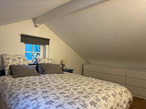 a bedroom with a bed and a window at Maison privative dans un environnement idyllique in Lasne