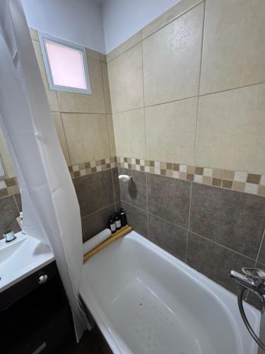 a bathroom with a bath tub and a sink at Departamento en Rosario centro 1 in Rosario
