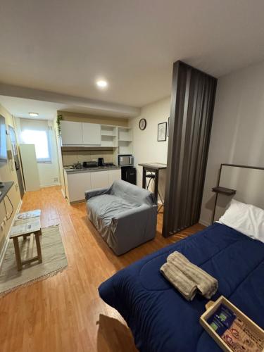 a living room with a bed and a kitchen at Departamento en Rosario centro 1 in Rosario