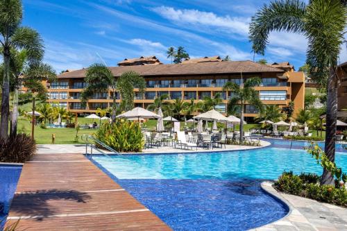 a resort with a swimming pool and a resort at Flats, Apartamentos e Bangalôs na Praia dos Carneiros, ao lado da Igrejinha de São Benedito in Praia dos Carneiros