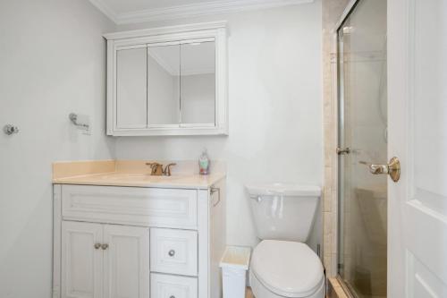 Ένα μπάνιο στο PROMO Komffy Home with King Bed & Ocean View at Tides 7th floor