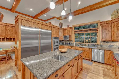 Kuchyň nebo kuchyňský kout v ubytování Northstar Ski-In Ski-Out with Valley Views