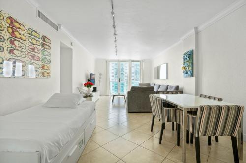 Ένα ή περισσότερα κρεβάτια σε δωμάτιο στο PROMO Komffy Home with King Bed & Ocean View at Tides 7th floor
