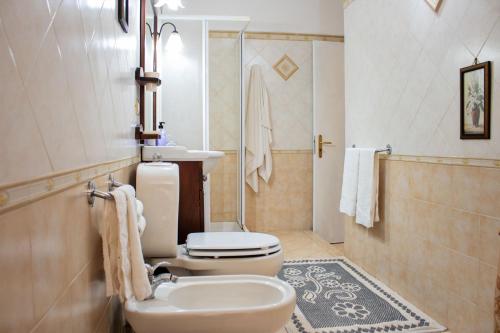 Ένα μπάνιο στο La Maison Sicula