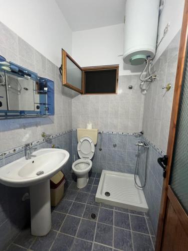 un baño con lavabo e inodoro en Villa Andrea, en Zverneci