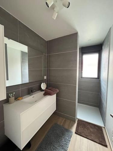 une salle de bain avec un lavabo blanc et un miroir dans l'établissement À louer Maison de vacances, à Le Touquet-Paris-Plage