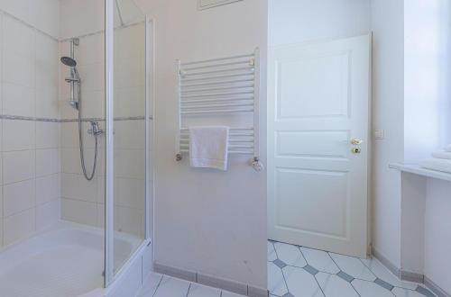 a white bathroom with a shower with a glass door at Hochzeitskoje - Gemütliche Ferienwohnung im Fischerhaus, zentral & hundefreundlich in Waren