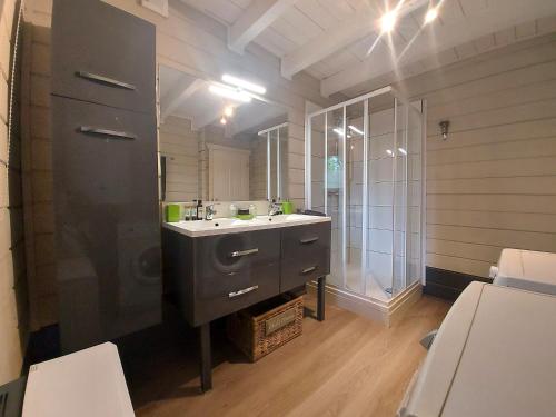 デュルビュイにあるLe Refuge - Sauna - Hot Tub - Playstationの洗面台とガラスのシャワーを備えたバスルーム