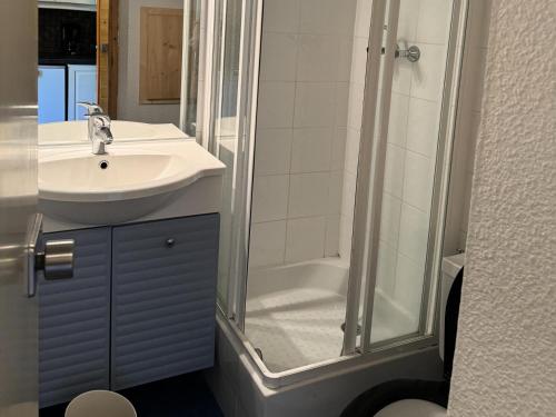 une salle de bain avec douche et lavabo dans l'établissement Résidence Pierre De Soleil - Studio pour 2 Personnes 00, à Mâcot La Plagne