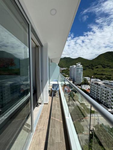 ein Balkon mit Blick auf die Stadt in der Unterkunft Apartamento con hermosa vista y piscina en Santa Marta in Gaira