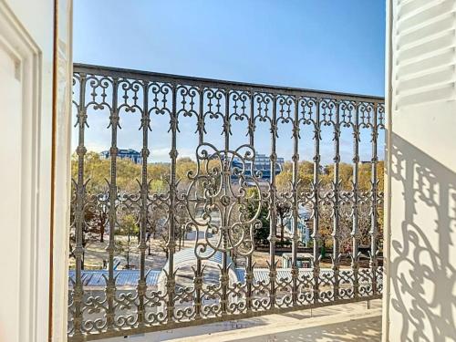 d'un balcon avec une clôture en fer. dans l'établissement Appart Hôtel - Vue unique, à Vichy