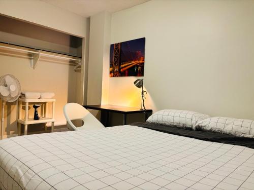 Postel nebo postele na pokoji v ubytování Cozy 1 Bedroom Condo with Parking