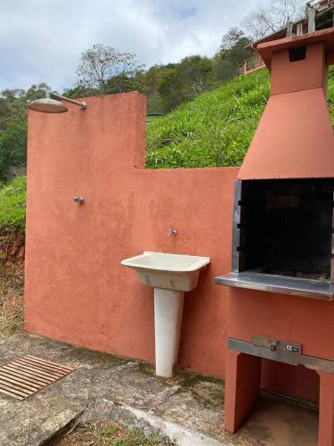 a sink sitting on the side of a building at Pousada Vale das Araucárias in Santo Antônio do Pinhal