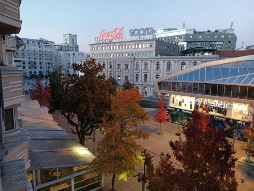 una vista dall'alto di una città con edifici e alberi di Premium Square Apartment a Skopje