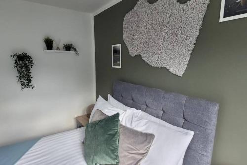 a bedroom with a bed with white sheets and pillows at Modern 4 Bedroom House in Lemington
