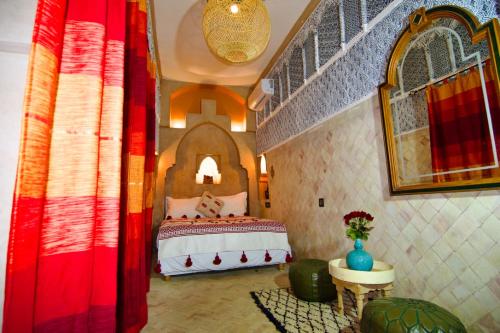 Postel nebo postele na pokoji v ubytování Riad marrakesh peace