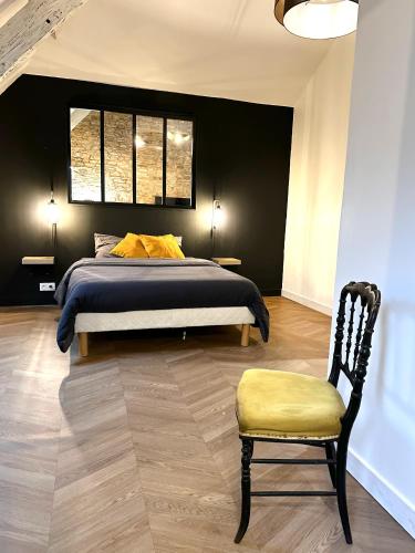 une chambre avec un lit, une chaise et une fenêtre dans l'établissement La Casa D or, à Guilliers