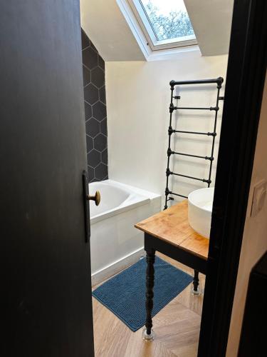 une salle de bain avec un lavabo et une baignoire dans l'établissement La Casa D or, à Guilliers