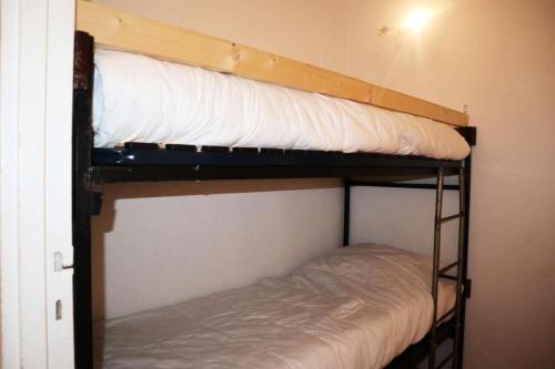 quelques lits superposés dans une chambre dans l'établissement Résidence La Mazeliere - Studio pour 4 personnes MAE-0774, aux Orres