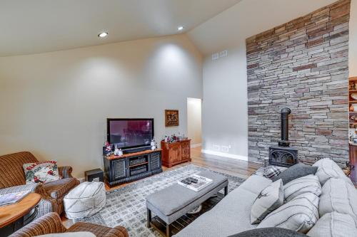 Televisyen dan/atau pusat hiburan di 2 Mi to Elk Mountain Secluded Union Dale Home!