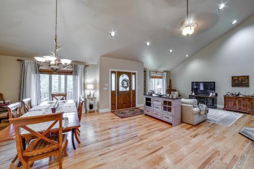 Ruang duduk di 2 Mi to Elk Mountain Secluded Union Dale Home!