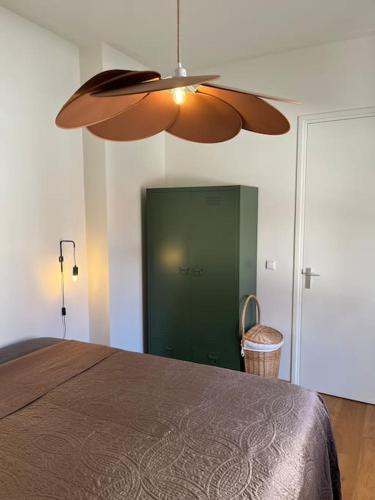 a bedroom with a ceiling fan and a green door at Stadscentrum, rustige toplocatie! in Amersfoort