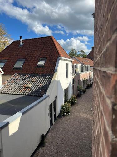 an alley in a town with white buildings at Stadscentrum, rustige toplocatie! in Amersfoort