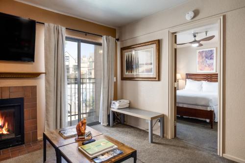 パークシティにあるGreat Location, Sleeps 4, 5 min drive to Ski & Bike Access, Shared Pool!のベッドと暖炉のあるホテルの部屋