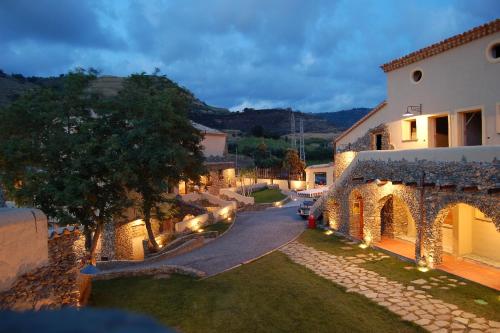 una vista aérea de una villa con patio en Il Borgo Della Marinella, en Amantea