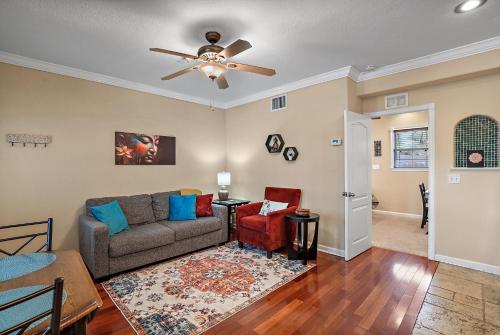 Χώρος καθιστικού στο Zen Oasis Chic 1Bd Steps to DTSP