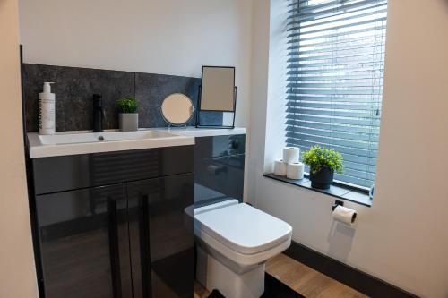 Ένα μπάνιο στο High End Apartment - Perfect For Contractors & Builders - Free Parking