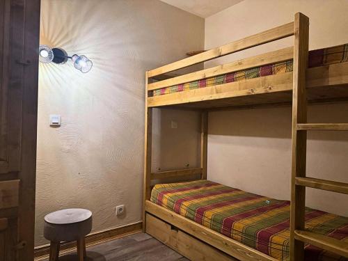 - une chambre avec 2 lits superposés et un tabouret dans l'établissement Résidence Valeriane - La Valériane 18 - Appartement offrant une vue magnifique sur la vallée MAE-5364, à Valmorel