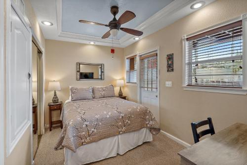 Ένα ή περισσότερα κρεβάτια σε δωμάτιο στο Zen Oasis Chic 1Bd Steps to DTSP